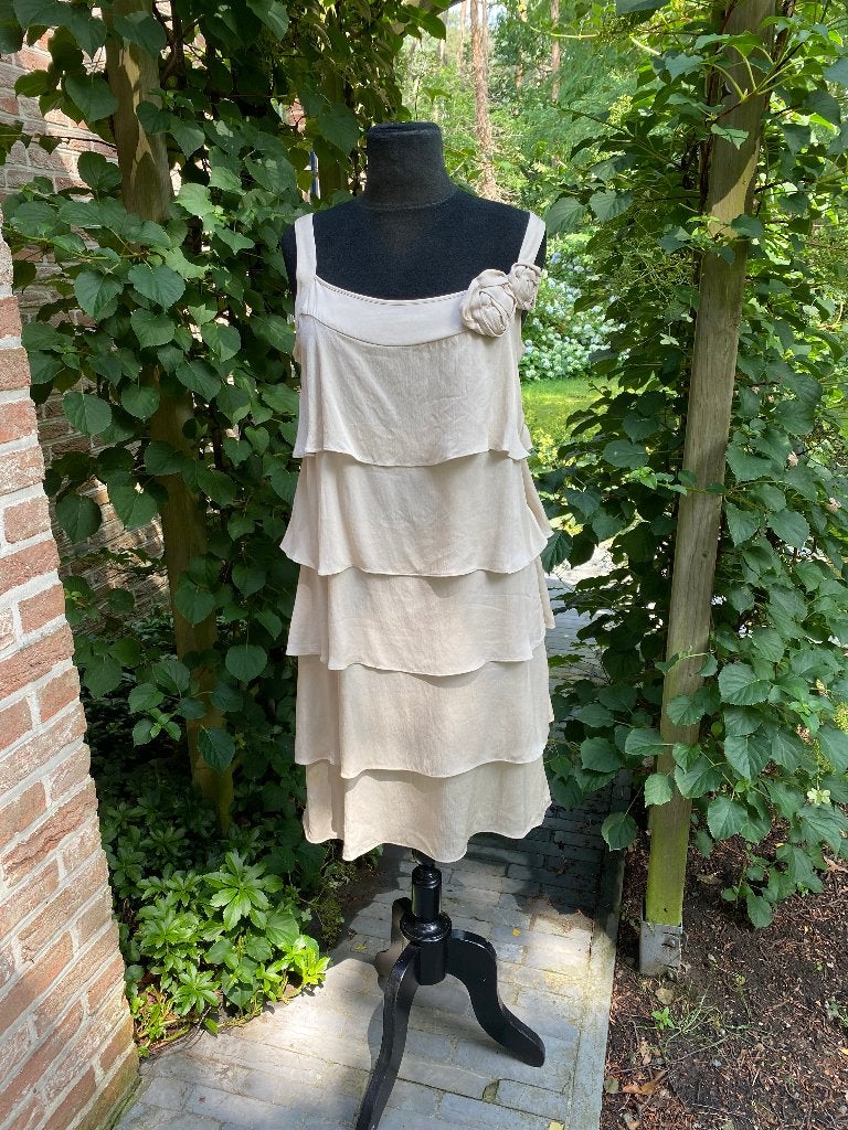 XANDRES beige zijden jurkje - 40, Maat 38/40 (M), Beige, Ophalen of Verzenden, Zo goed als nieuw