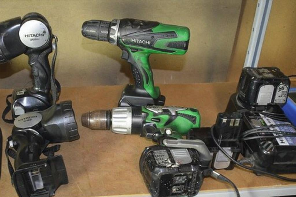 2 perceuses sans fil Hitachi avec chargeur et lampes, Enlèvement, Utilisé, Perceuse