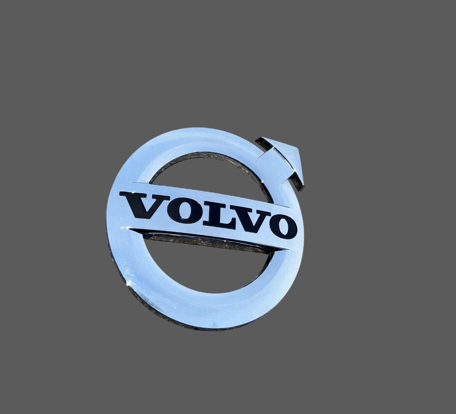 VOLVO FH4 LOGO (MOTORKAP) CHROOM GEBRUIKT 82248335U, Gebruikt, Carrosserie en Plaatwerk, -, -