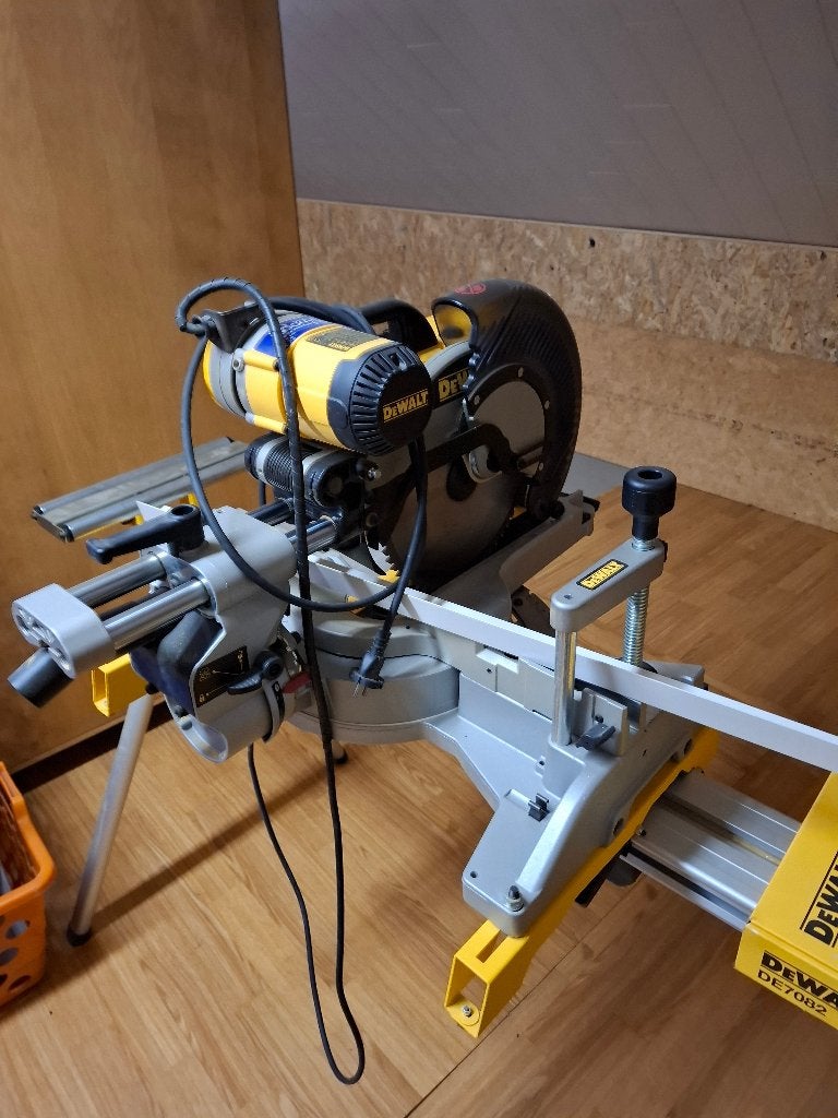 afkortzaag + onderstel Dewalt, Bricolage & Construction, Outillage | Scies mécaniques, Comme neuf, Scie à onglet, 1200 watts ou plus