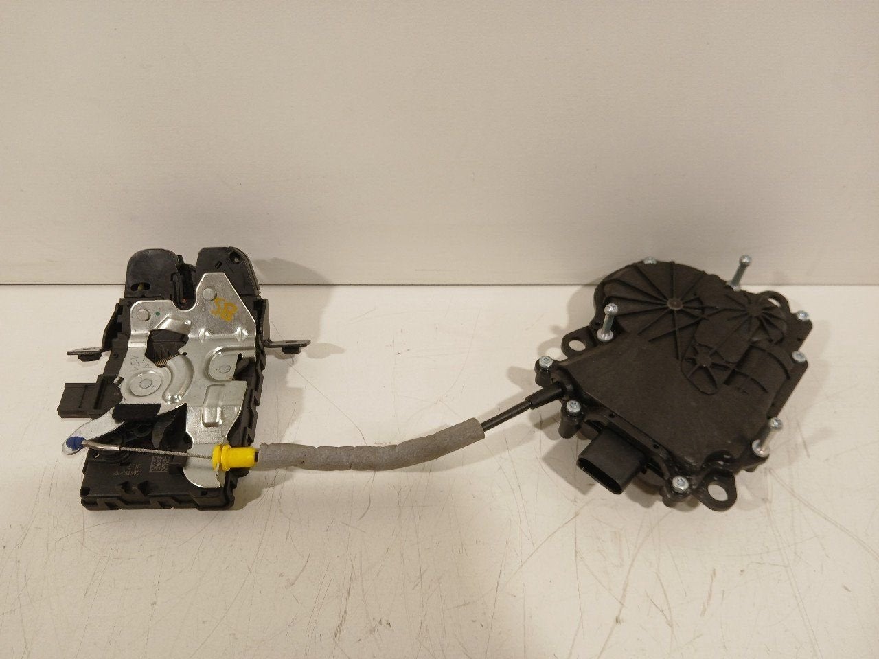 Slot mechaniek kofferdeksel achterklep elektrisch Jaguar XF, Onderdelen@venauto.nl, Van der Ven Autorecycling B.V., Ettenseweg 76, 4706 PB Roosendaal, The Netherlands