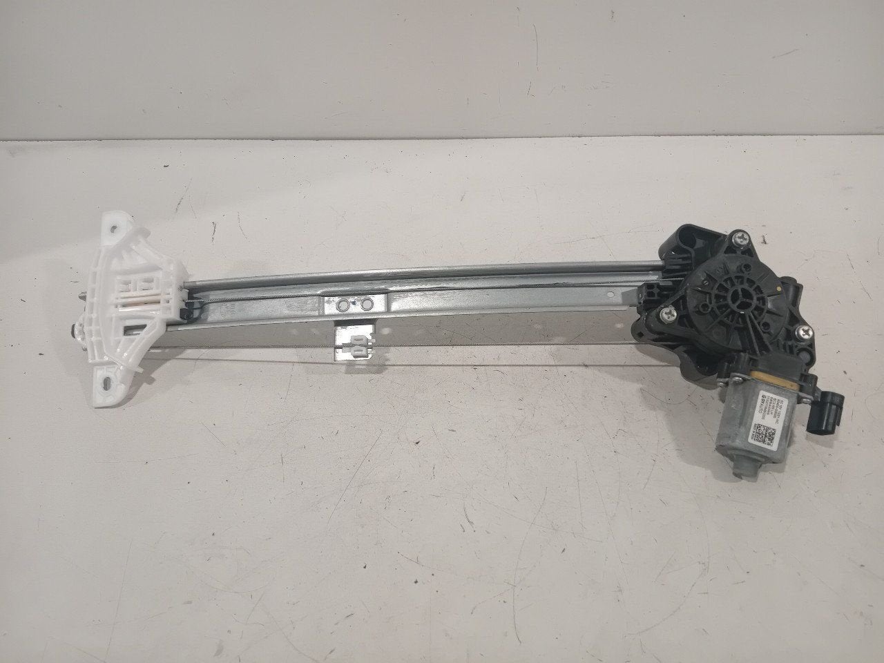 Raammechaniek elektrisch links achter Hyundai Bayon, Onderdelen@venauto.nl, Van der Ven Autorecycling B.V., Ettenseweg 76, 4706 PB Roosendaal, The Netherlands