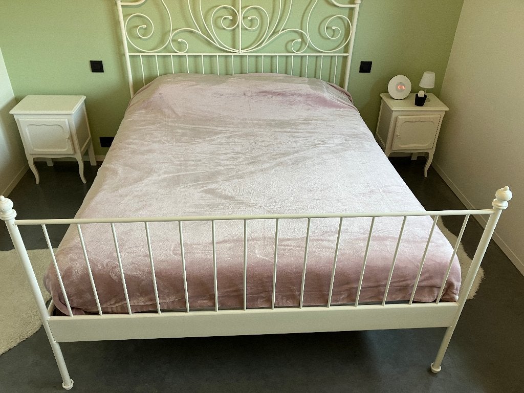 Mooi wit metalen bed met 2 lattenbodems 160 cm op 2 m, Ophalen, Wit, Romantisch, Tweepersoons