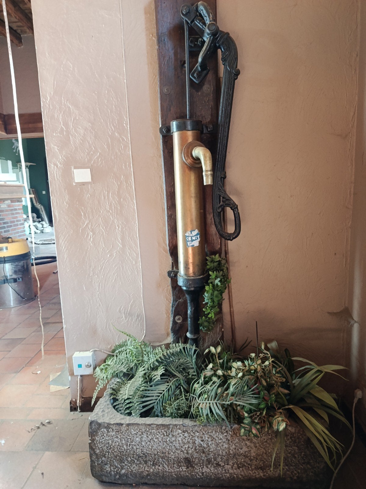 Ancienne pompe à eau en bois et laiton, Jardin & Terrasse, Enlèvement