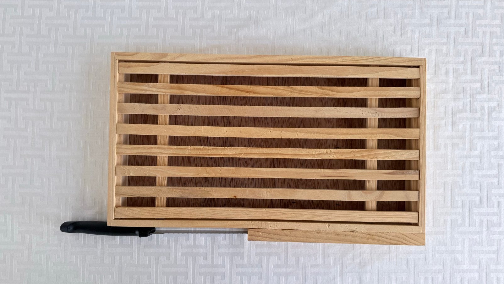 Houten broodsnijplank met kruimelopvang en broodmes., Huis en Inrichting, Ophalen, Zo goed als nieuw
