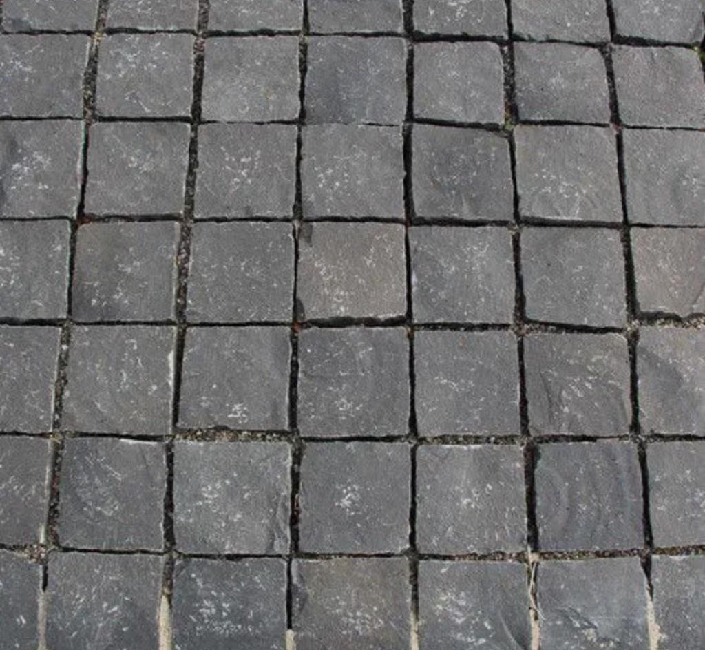 Basalt kasseien ong.  440 stuks 15 x15 cm, Ophalen
