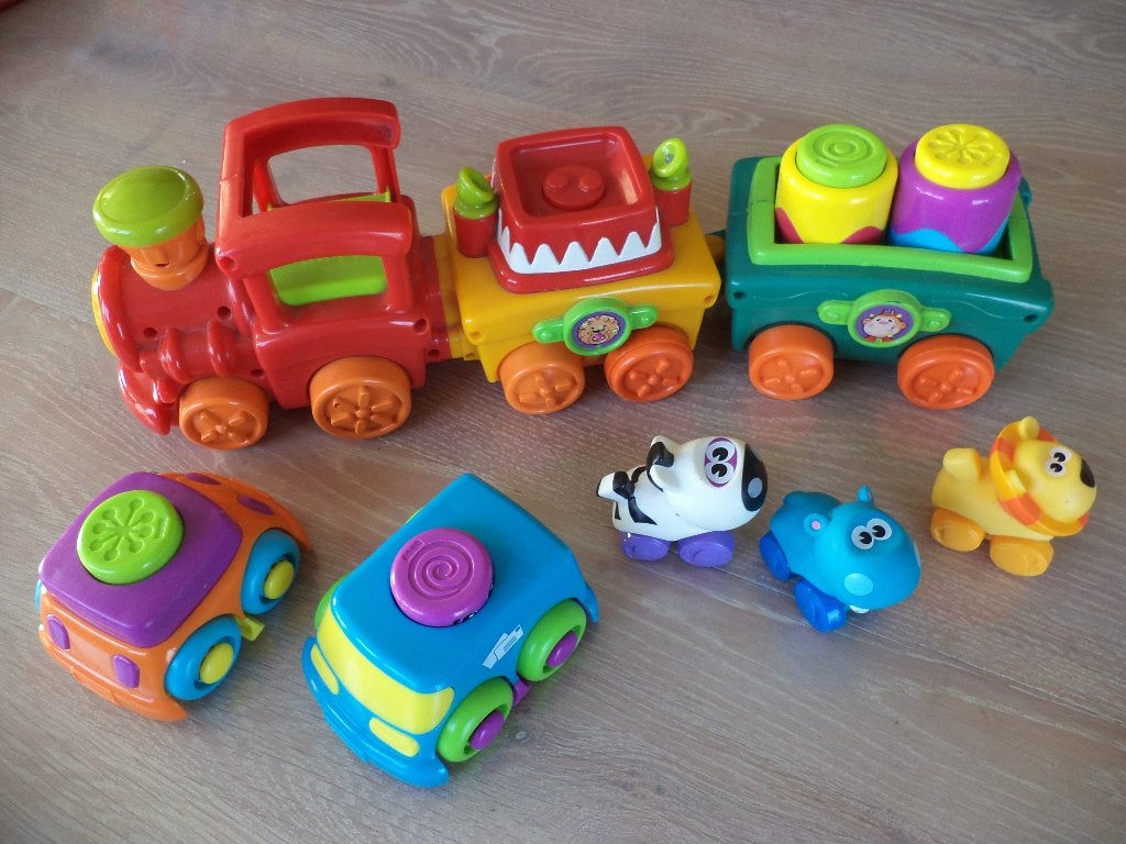 speelgoedtreintje + autootjes op batterij, Enfants & Bébés, Jouets | Véhicules en jouets, Enlèvement ou Envoi