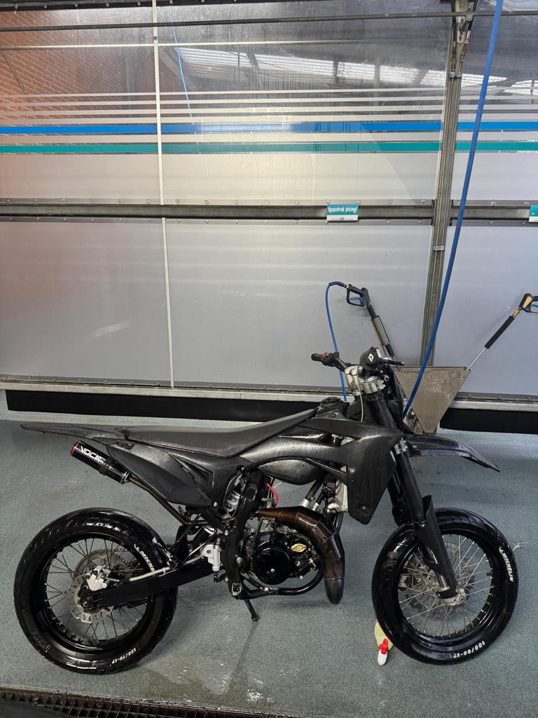 In Onderdelen: Sherco SM-R 50 cc factory met USD voorvork, Ophalen of Verzenden, Zo goed als nieuw
