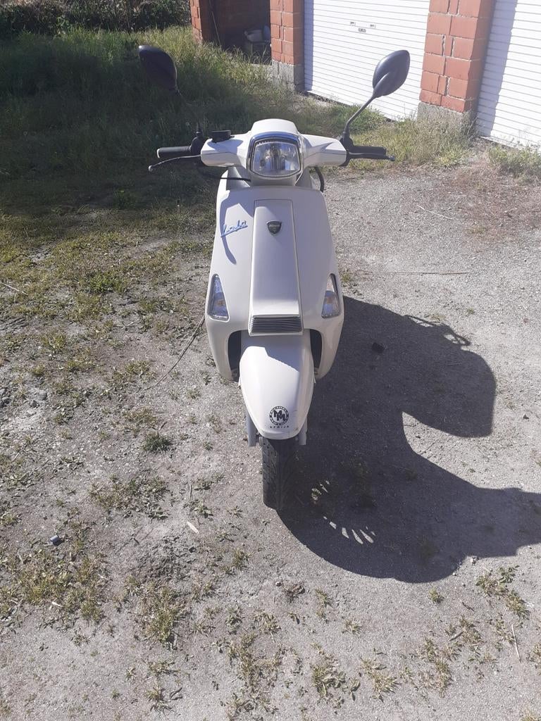 Een scooter merk neco lola klasse A met papieren, Fietsen en Brommers, Ophalen