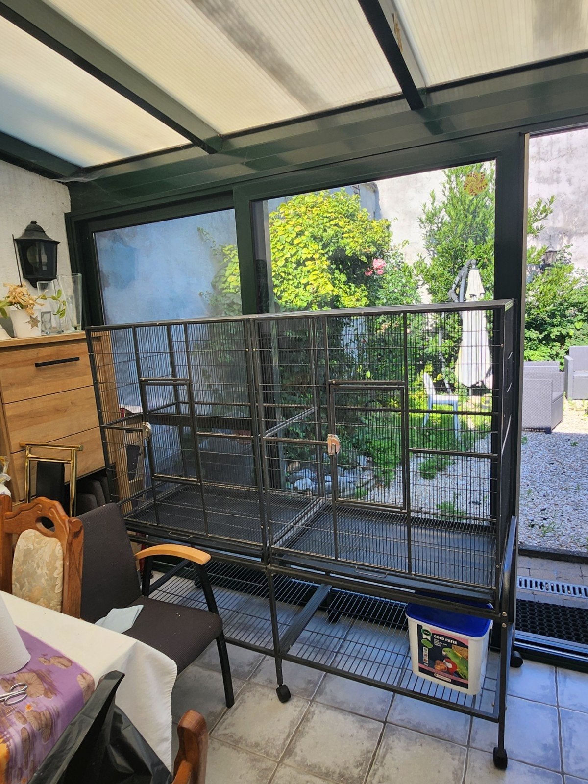 Vogelkooi., Enlèvement, Cage à oiseaux