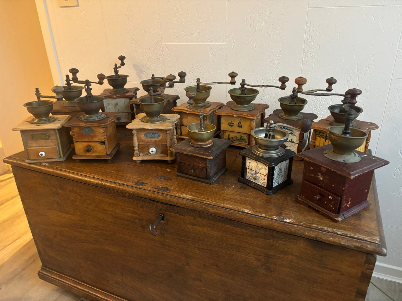 Lot van 13 oude koffiemolens, Antiek en Kunst, Ophalen