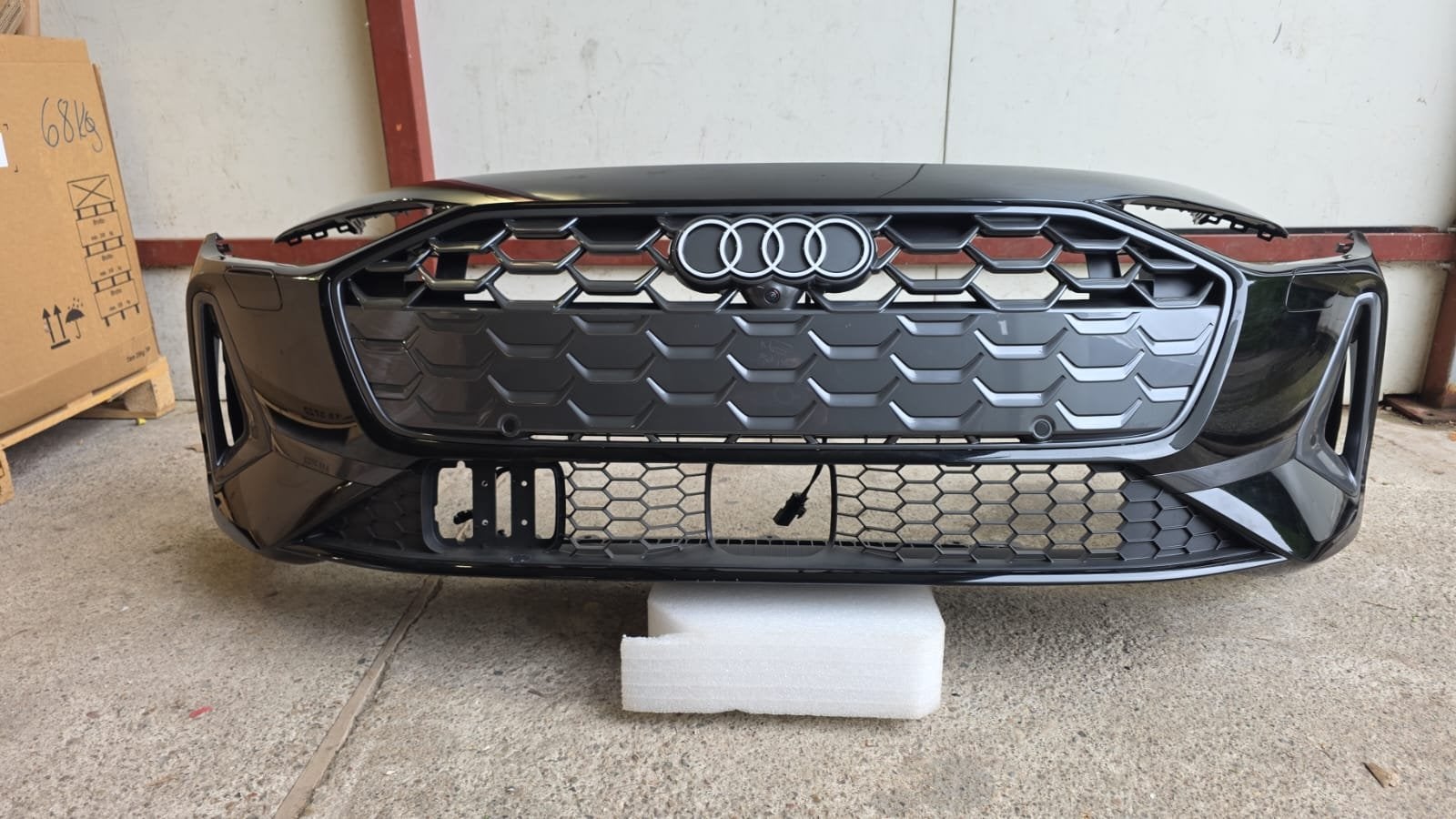 Pare-chocs avant complet Audi A5 B10 S-Line avec 6 capteurs, Pare-chocs, AUDI AG, Auto-Union-Strasse 1
85045  Ingolstadt, DE, Audi