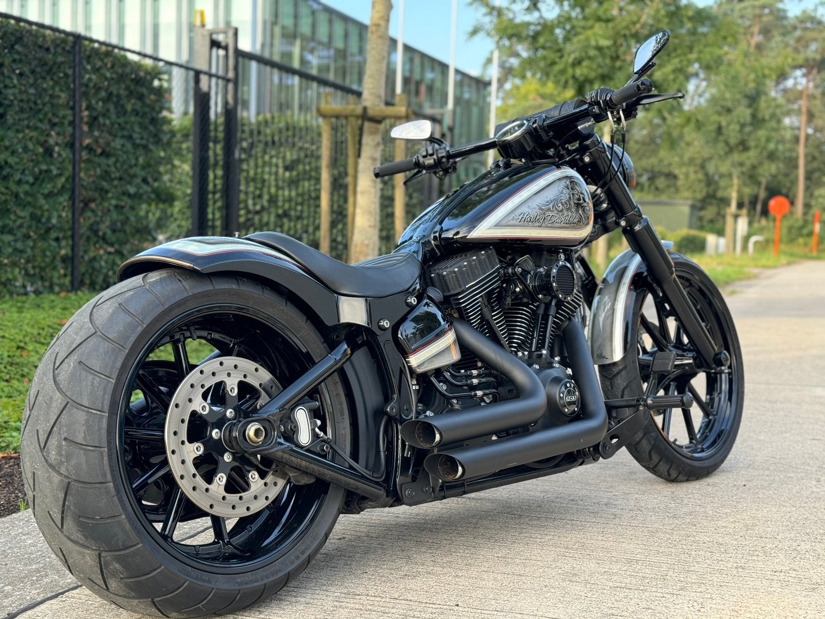 Harley davidson Breakhout custom 103, Bedrijf