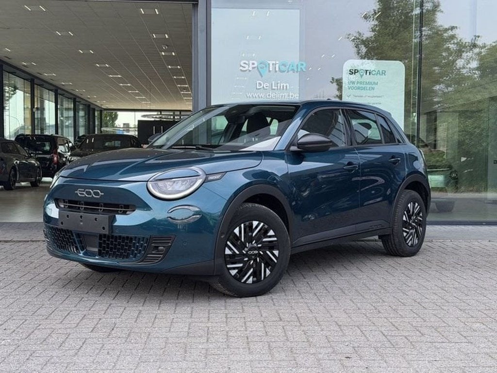 Fiat 600 1.2T Hybrid *Navi*CarPlay*Camera*, Auto's, Zwart, 109 g/km, 100 pk, Bedrijf