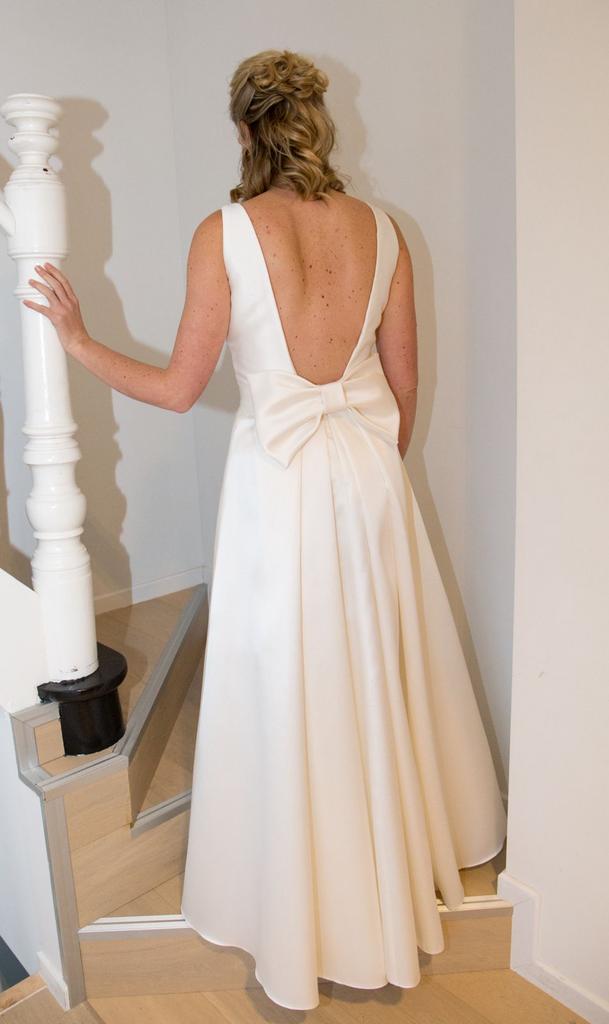 Elegant en modern trouwkleed, Kleding | Dames, Trouwkleding en Trouwaccessoires, Ophalen, Zo goed als nieuw, Wit, Trouwjurk