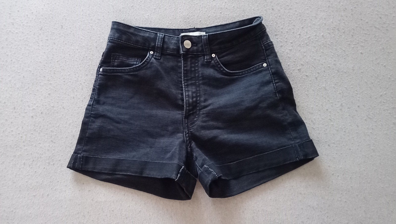 Short zwarte jeans H&M maat 26, Kleding | Dames, Spijkerbroeken en Jeans, Ophalen, H&M, Zwart, Zo goed als nieuw