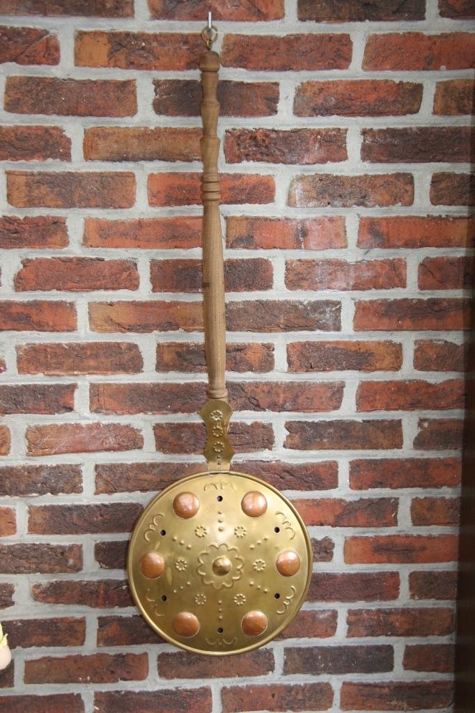 Koperen bedpan, Ophalen