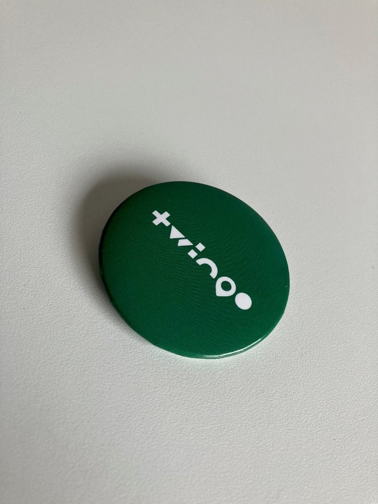 Broche Twingo, Handtassen en Accessoires, Overige materialen, 4 tot 7 cm, Nieuw, Ophalen of Verzenden