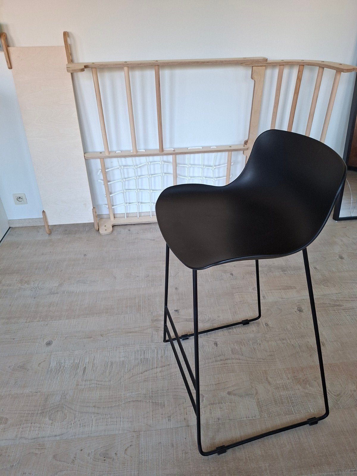 tabouret de bar noir, Enlèvement