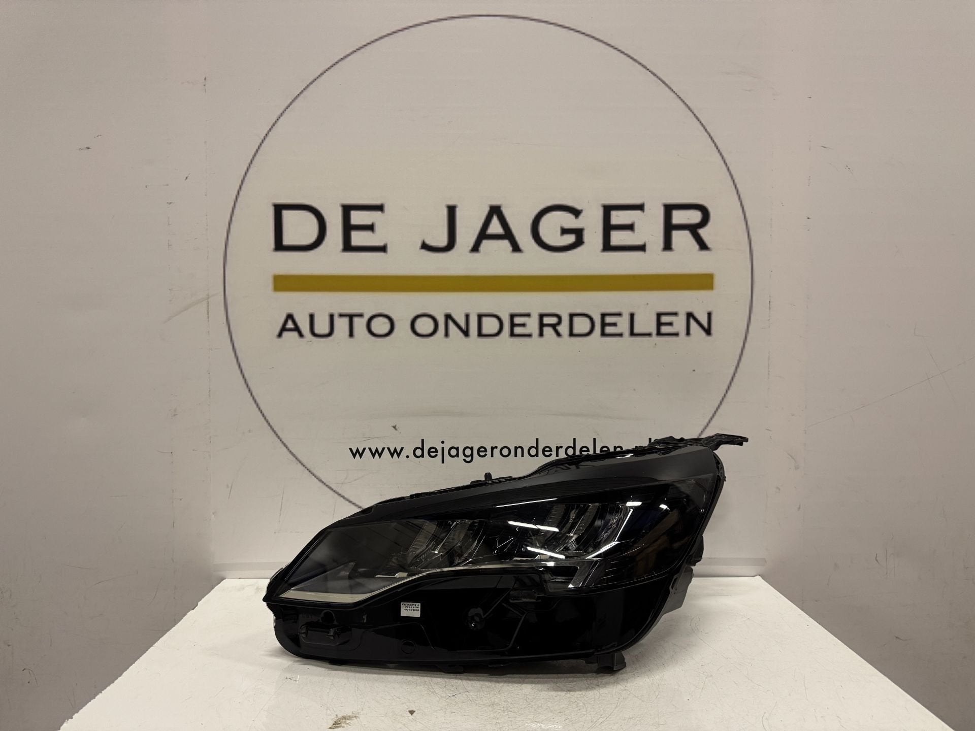 Phare avant gauche technologie LED pour Peugeot 3008 5008 98, Taurusavenue 1
2132 LS  Hoofddorp, NL, Contact.group@renault.com