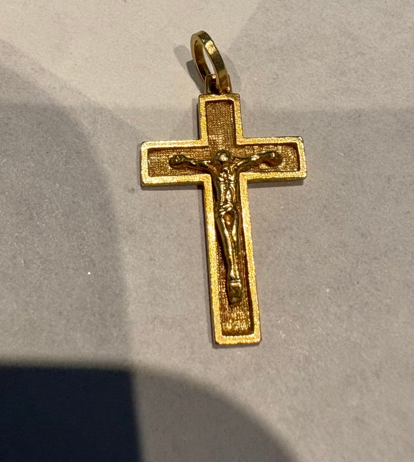 Croix 18 carats, Enlèvement