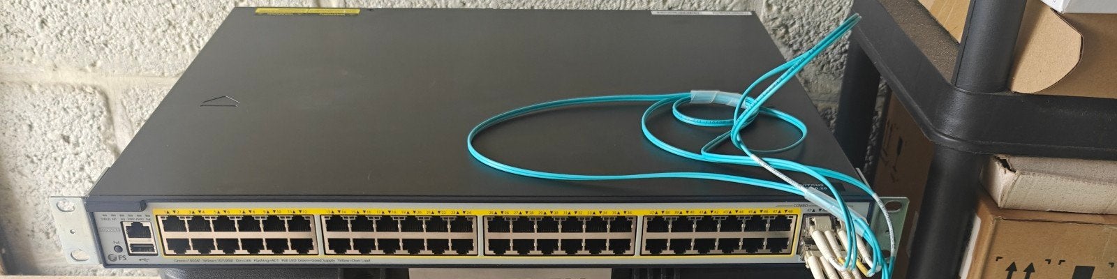 fs 48 port managed switch, Computers en Software, Netwerk switches, Ophalen, Zo goed als nieuw