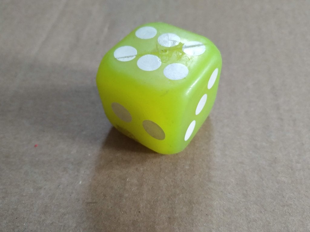 grote rubberen (pvc) fluo dobbelsteen van 4 cm, Ophalen of Verzenden