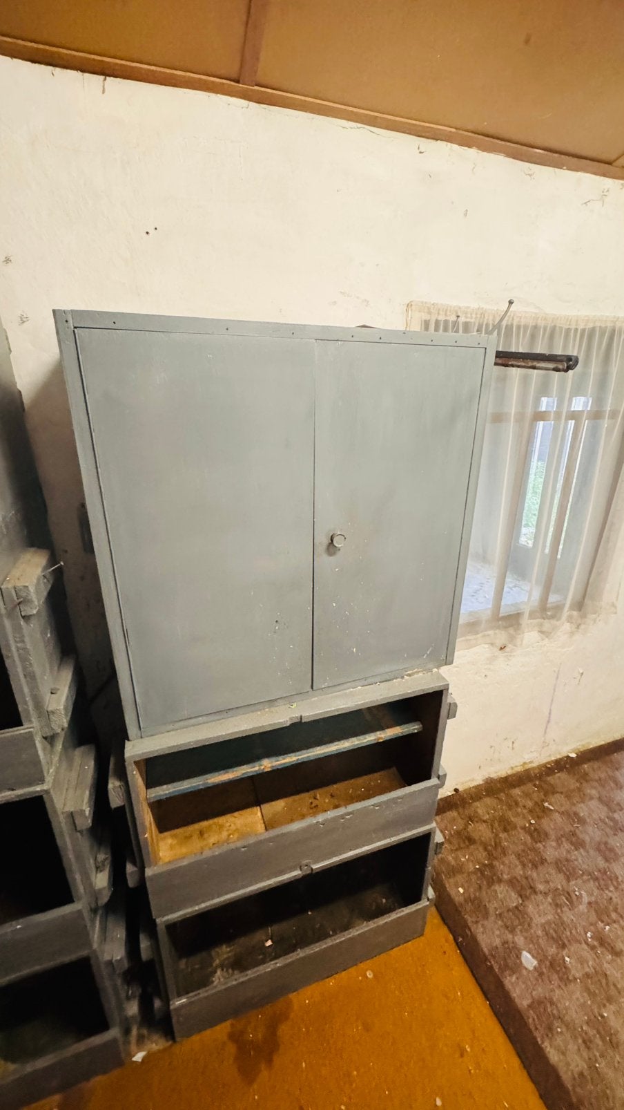 Vintage houten kast – stevige werkplaatskast, Ophalen
