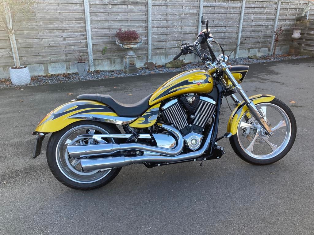 Victory Jackpot 1800 CVO weinig km als nieuw div opties., Motos, Permis Moto A, Plus de 35 kW, Chopper, 2 cylindres
