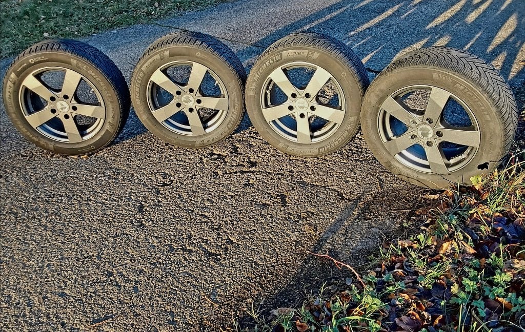 4 jantes BMW avec pneus hiver Michelin Alpin 205/55-16, Autos : Pièces & Accessoires, Pneus & Jantes, Pneus et Jantes, Pneus hiver