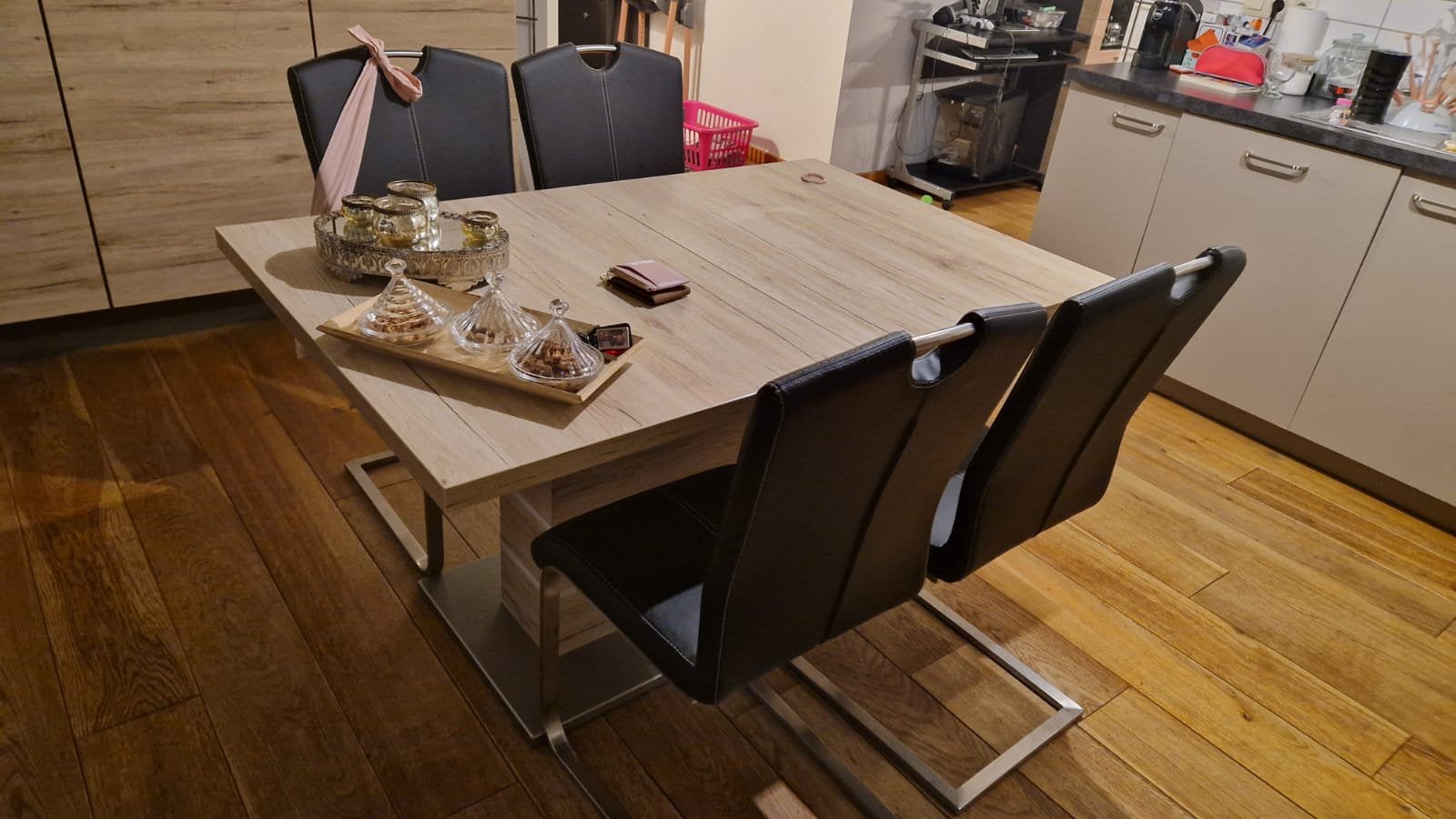 Salle a manger complète, Enlèvement