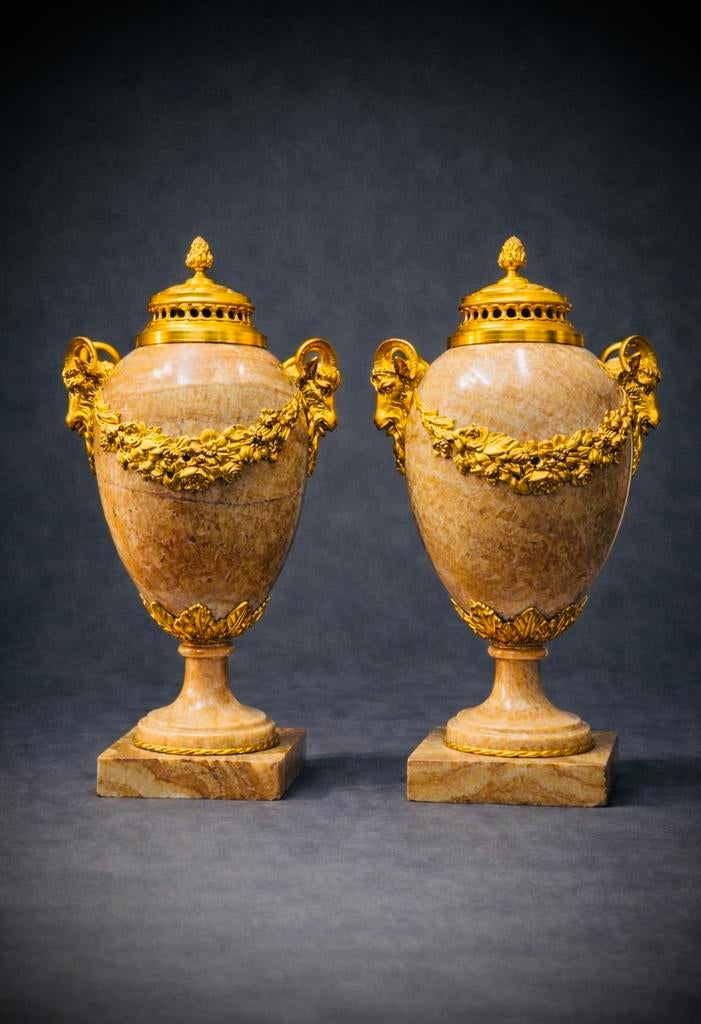 Antiek massief marmer urnen met ormolu vergulde ornamenten, Ophalen, Klassiek, Brons