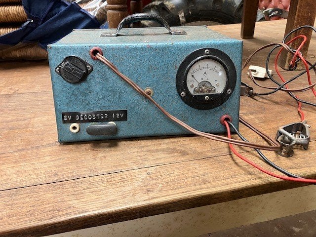 accu lader vintage, Antiek en Kunst, Antiek | Gereedschap en Instrumenten, Ophalen