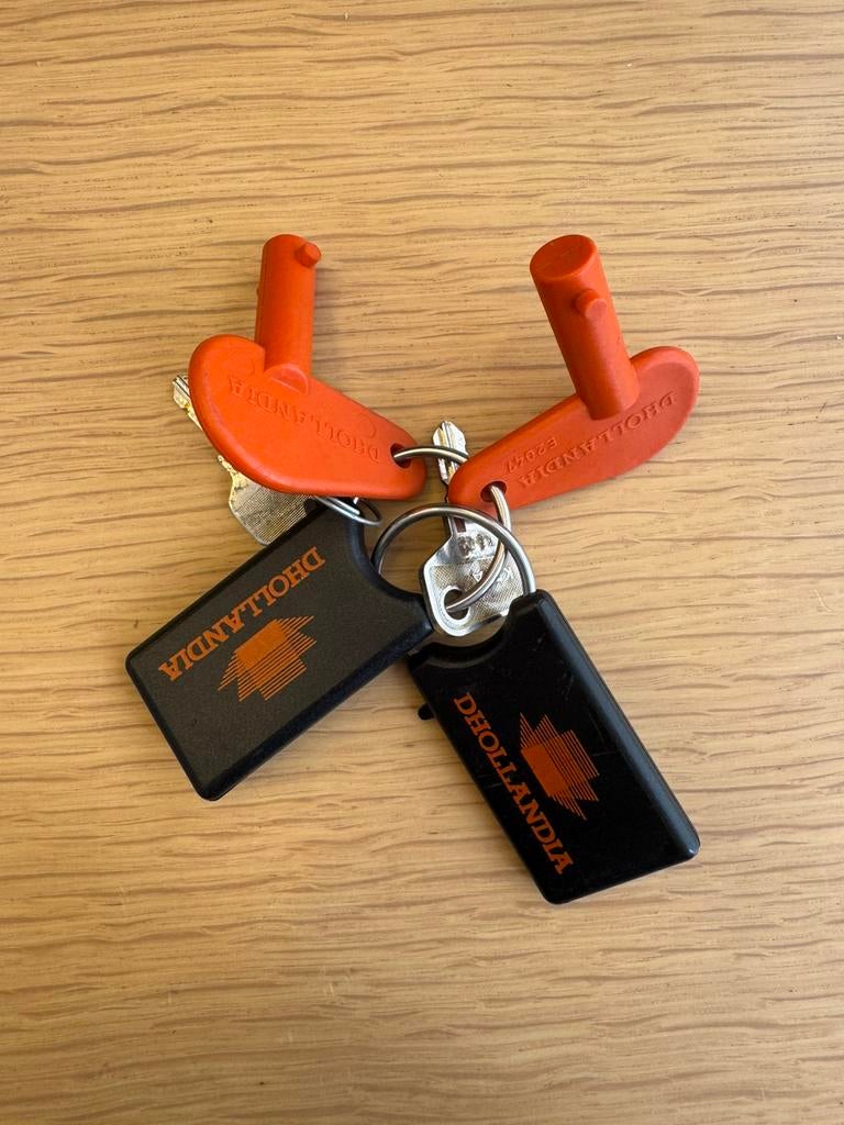 2 sleutels laadbrug en 2 sleutelhangers DHOLLANDIA, Ophalen, Zo goed als nieuw