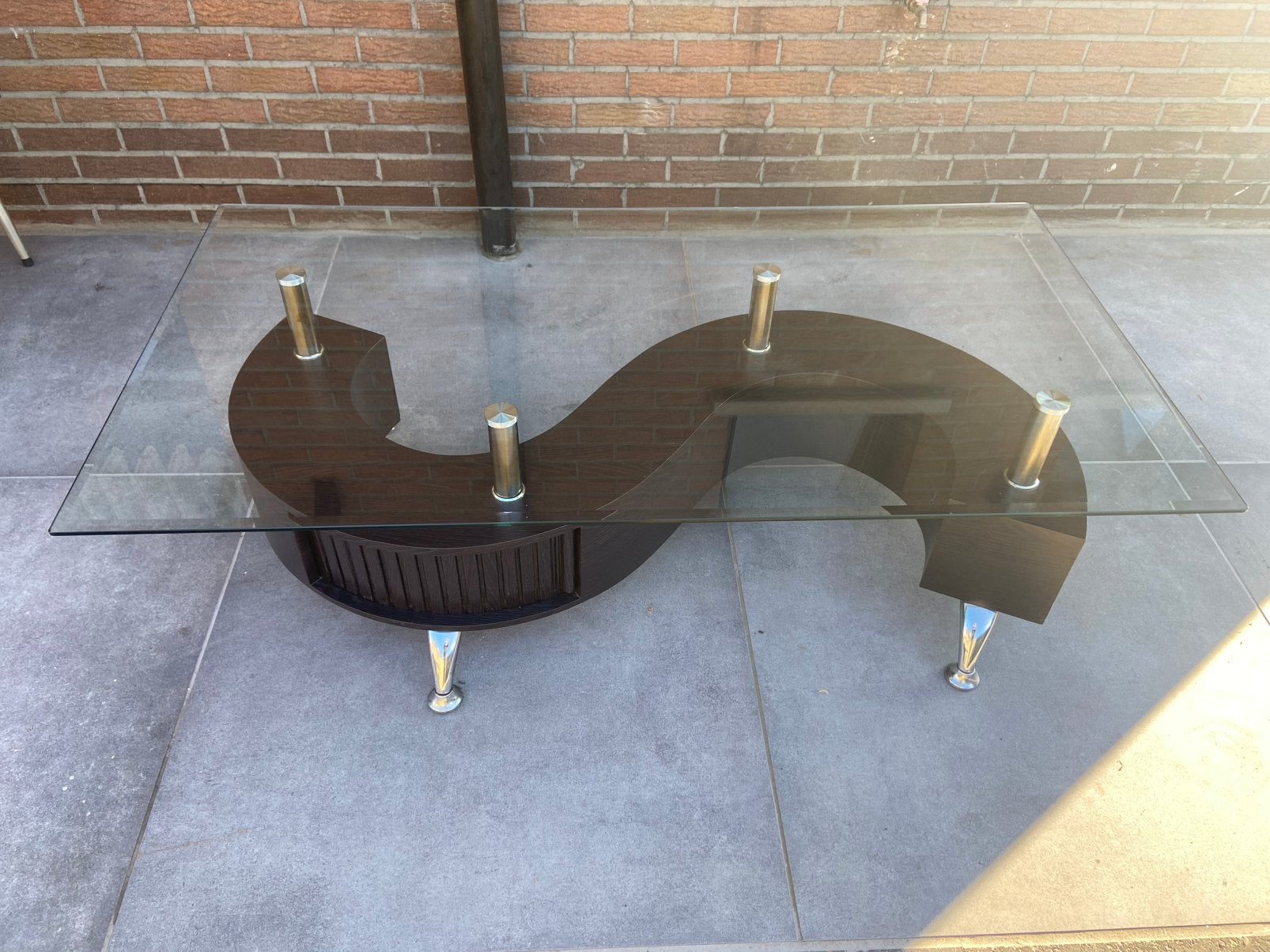 Table basse en forme de S, Enlèvement