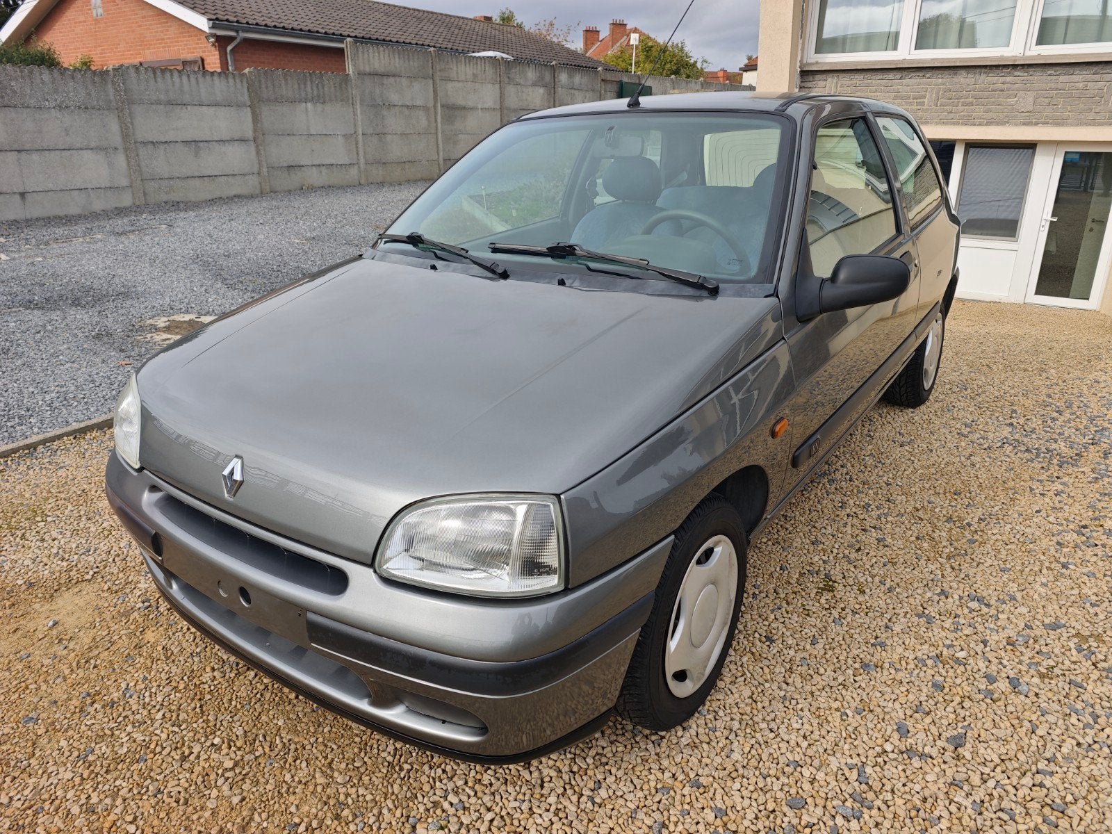 * Renault Clio * Automatique * Youngtimer *, Argent ou Gris, Achat, Entretenue par le concessionnaire, 5 places