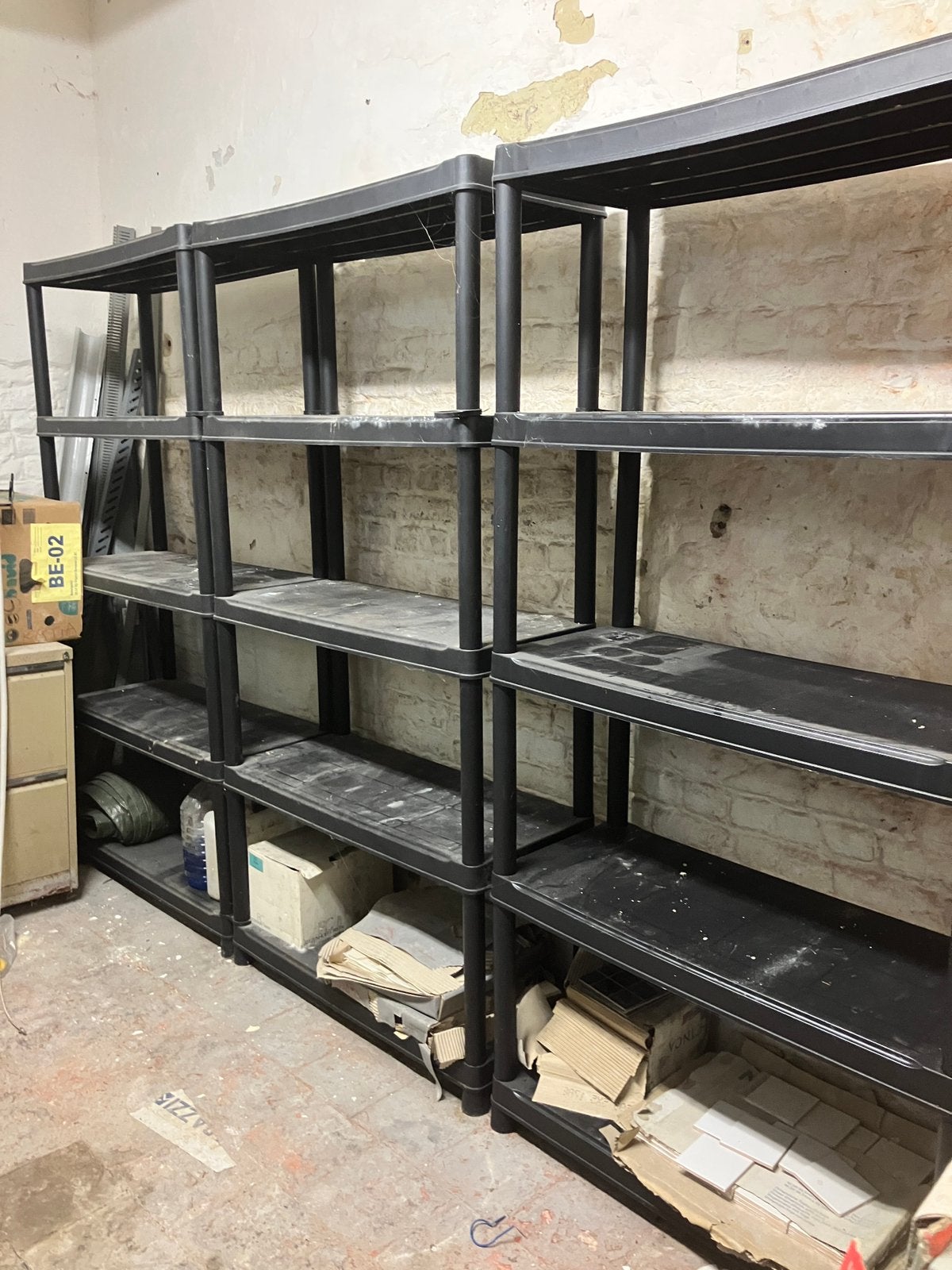 Etageres en plastique noir, Enlèvement, Utilisé