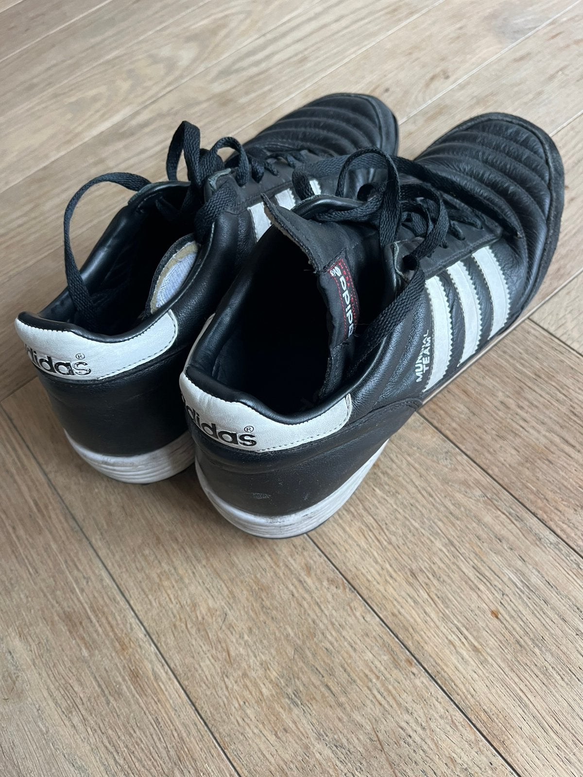 Adidas Mundial Team Kunstgras (voetbal) schoenen maat 45 1/3, Ophalen of Verzenden, Zo goed als nieuw, Schoenen