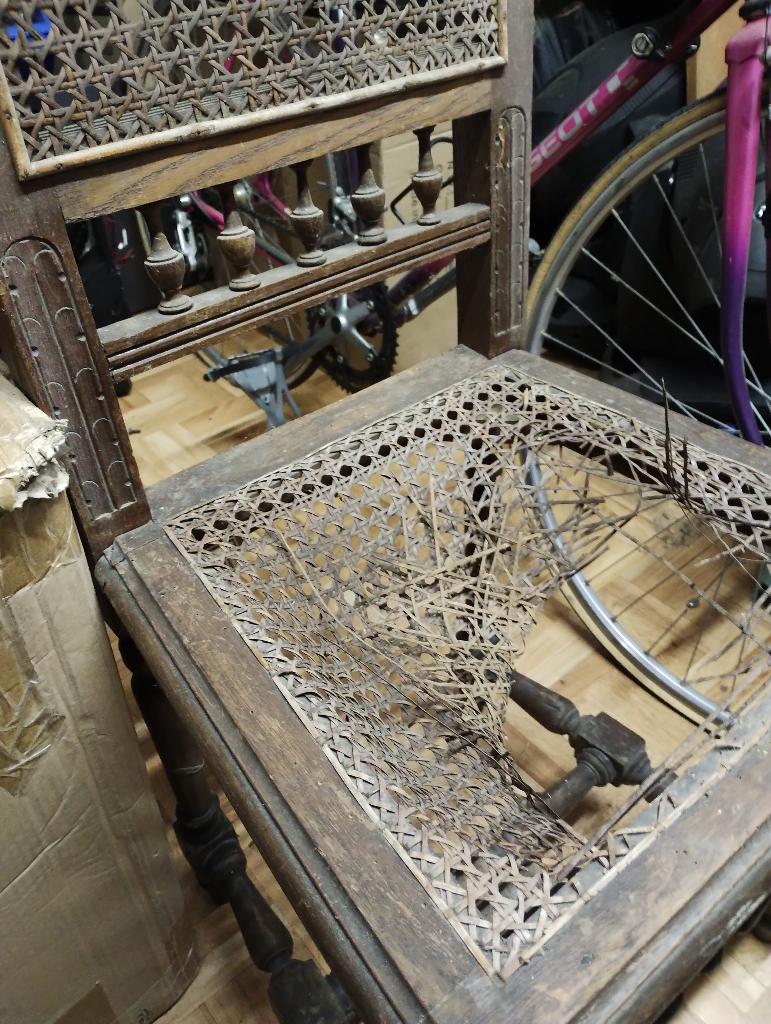 Antieke stoel met beschadigd vlechtwerk., Huis en Inrichting, Stoelen, Ophalen, Gebruikt, Hout