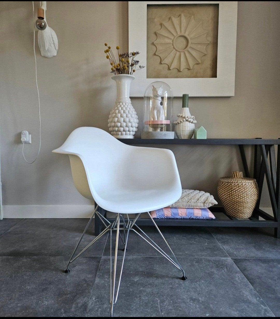 Witte design kuipstoel (Eames DAR Vitra) Eiffeltoren onderst, Huis en Inrichting, Ophalen, Wit, Kunststof