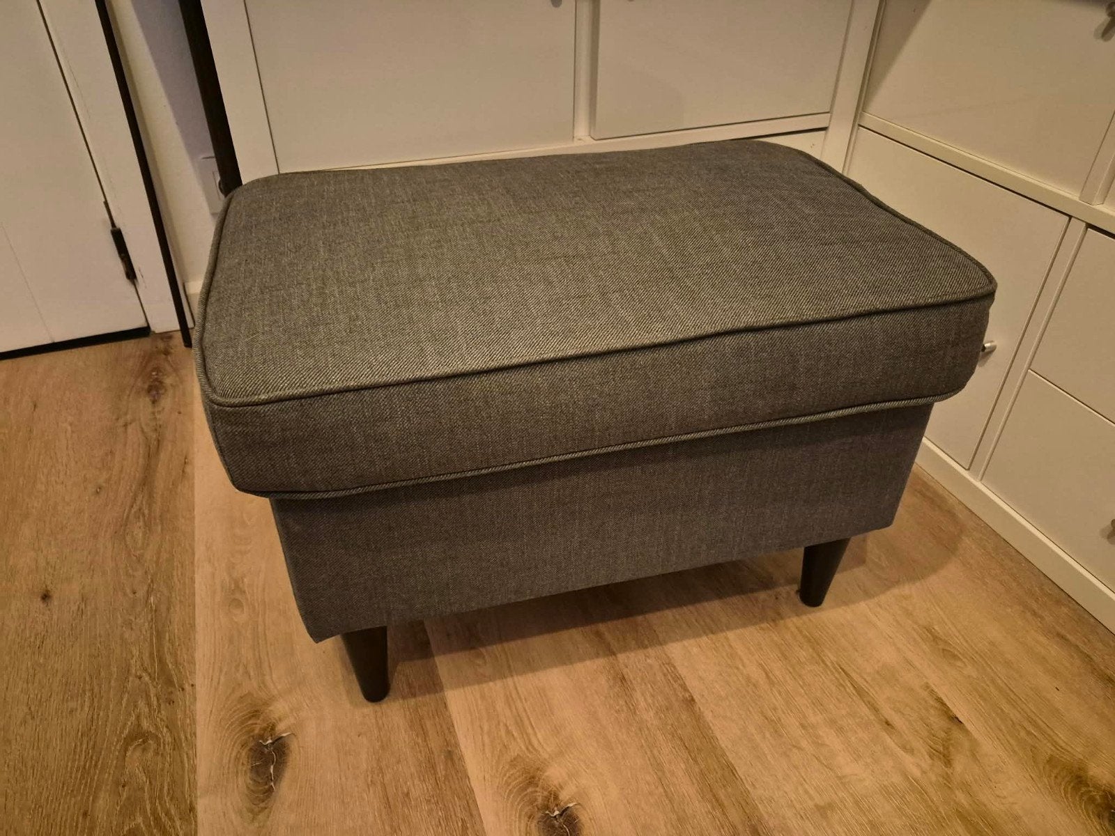 AF TE HALEN VOOR 30 EURO ! Voetbankje ikea grijs, Maison & Meubles, Canapés | Repose-pieds & Poufs, Enlèvement