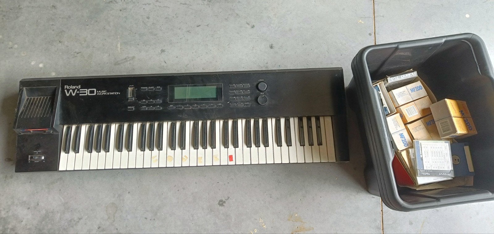Roland W30, Enlèvement, Roland
