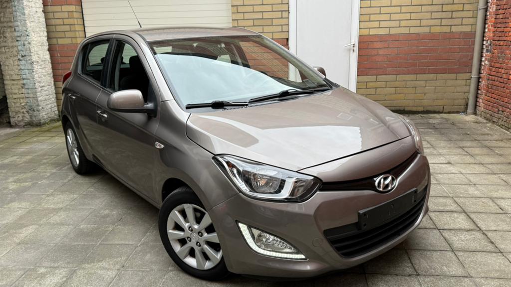 Hyundai i20 1.2i Essence Euro5 7/2013 5 Portes Clim Radio Cd, Auto's, Hyundai, Voorwielaandrijving, Euro 5, Stof, 4 cilinders