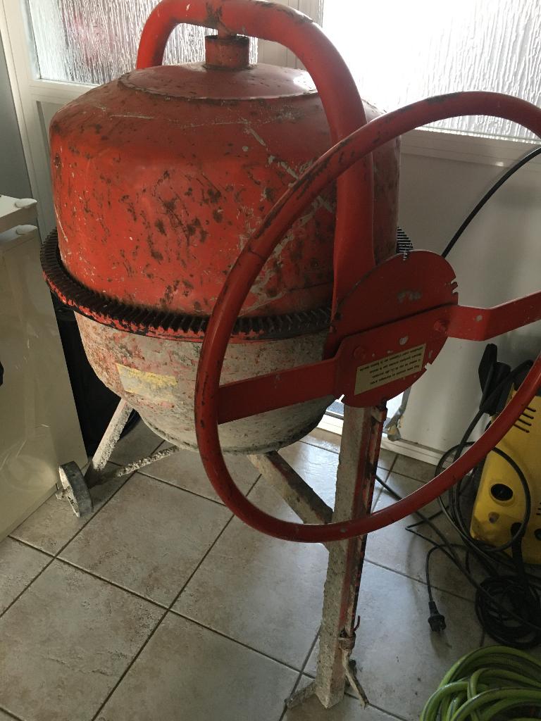 Bétonnière GUY NOEL GNB 180 199€, Articles professionnels, Machines & Construction | Grues & Excavatrices, Enlèvement ou Envoi