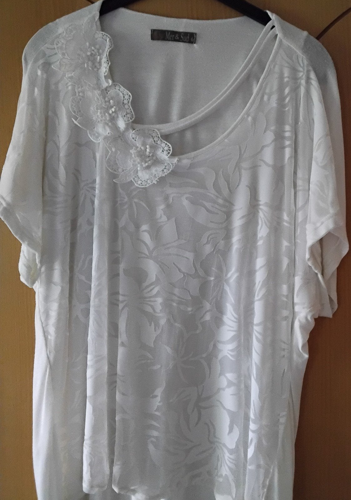 Ecru t-shirt met bloemen, Ophalen