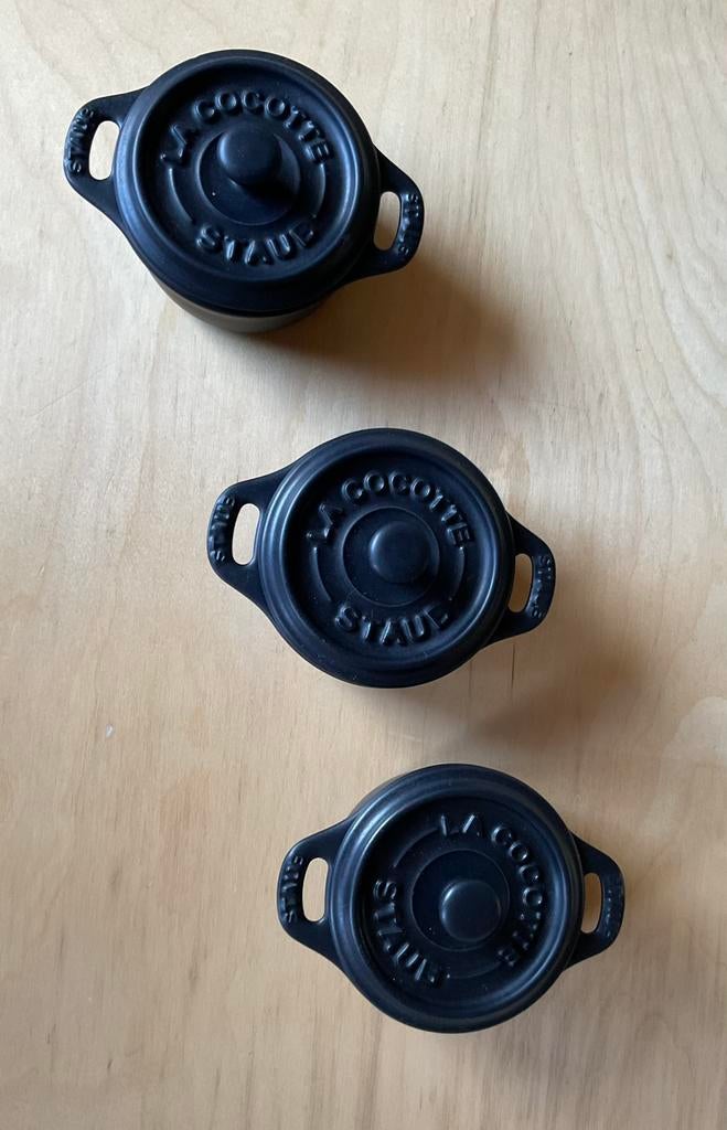 Staub La cocotte 10 cm mini stoofpotjes 3 stuks, Huis en Inrichting, Keuken | Potten en Pannen, Ophalen of Verzenden, Zo goed als nieuw