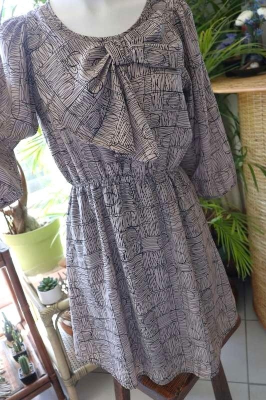 bijzonder fictief zilver getinte jurk, Kleding | Dames, Blush, Ophalen of Verzenden, Zo goed als nieuw, Knielengte