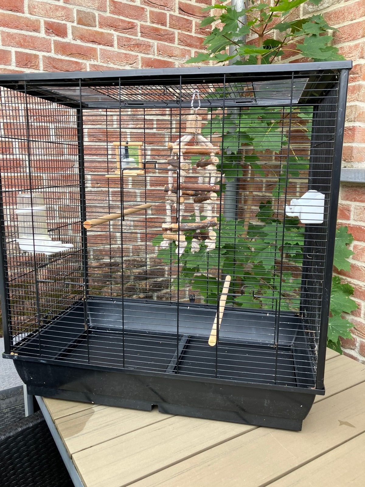 GROTE ZWARTE VOGELKOOI MET OPENDAK  EN SPEELTJES 75 EURO, Enlèvement, Cage à oiseaux