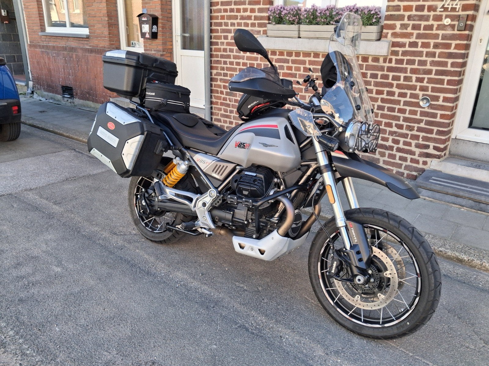 Moto Guzzi V85tt travel 2024, option complète, trou+mistral, Particulier