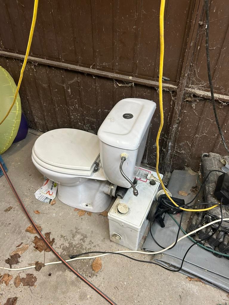 Toilet met vermaler, Ophalen, Gebruikt, Steen, Toilet